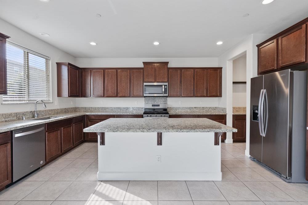 Detail Gallery Image 11 of 68 For 521 Seville Dr, Hollister,  CA 95023 - 4 Beds | 3/1 Baths