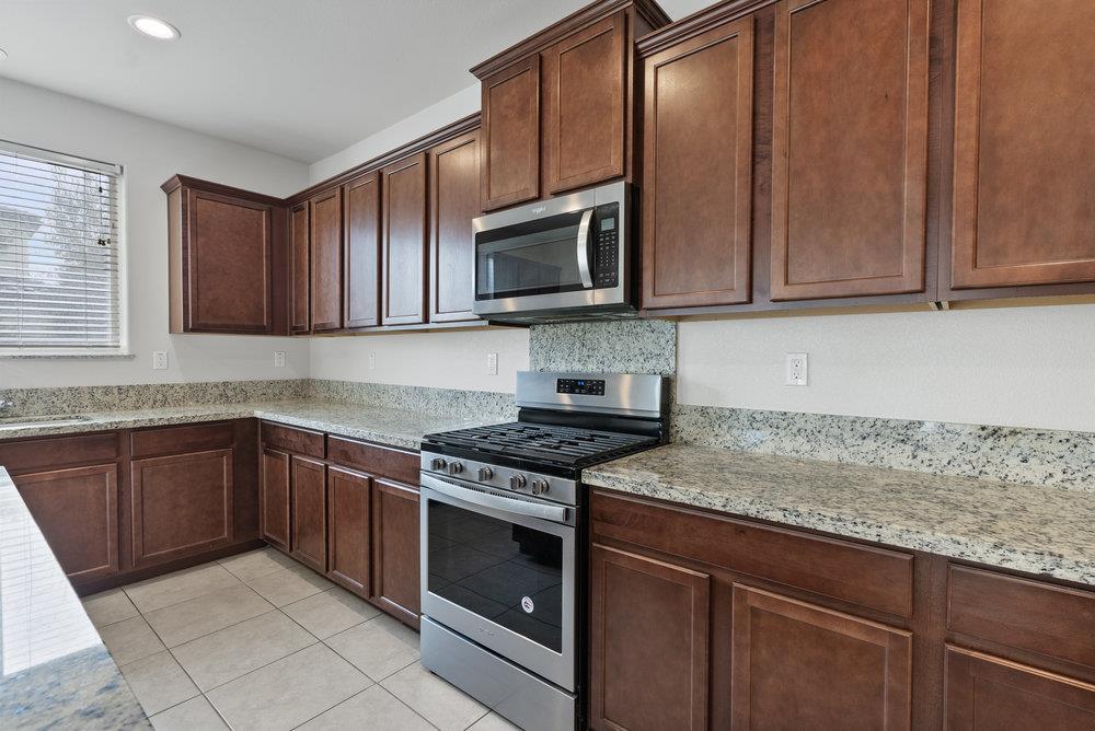 Detail Gallery Image 12 of 68 For 521 Seville Dr, Hollister,  CA 95023 - 4 Beds | 3/1 Baths