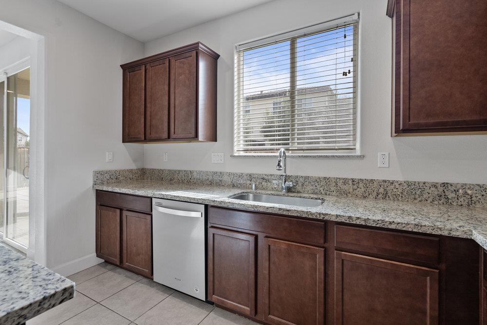 Detail Gallery Image 13 of 68 For 521 Seville Dr, Hollister,  CA 95023 - 4 Beds | 3/1 Baths