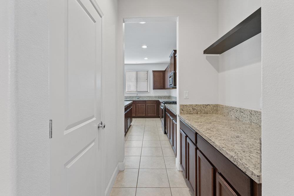 Detail Gallery Image 14 of 68 For 521 Seville Dr, Hollister,  CA 95023 - 4 Beds | 3/1 Baths
