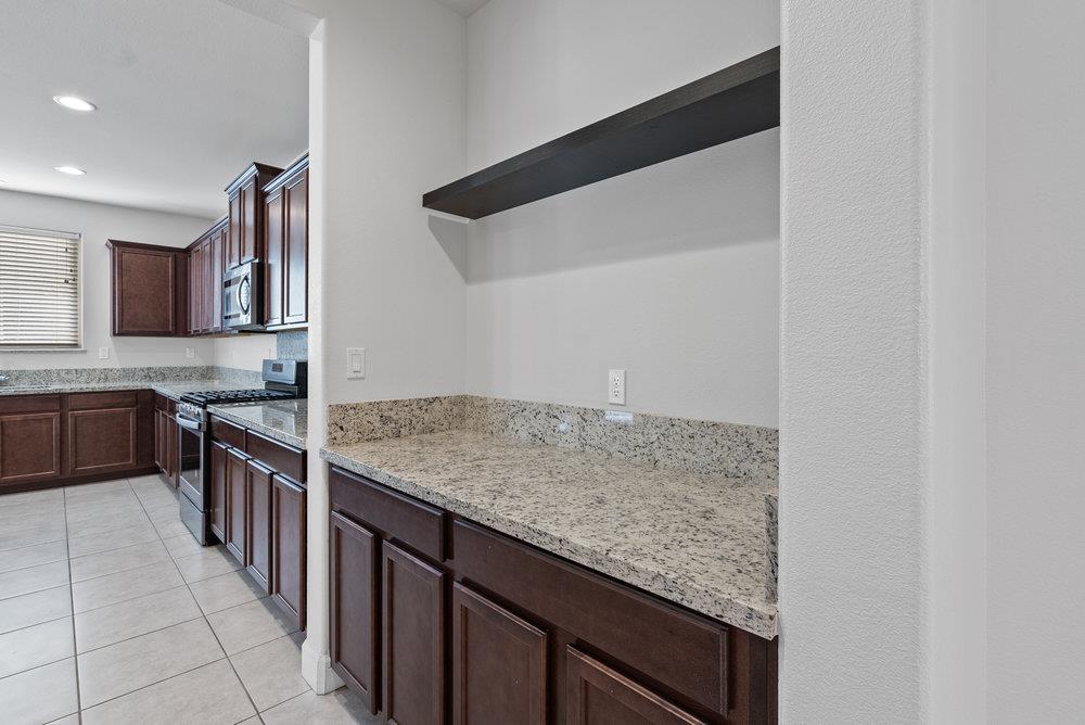 Detail Gallery Image 15 of 68 For 521 Seville Dr, Hollister,  CA 95023 - 4 Beds | 3/1 Baths