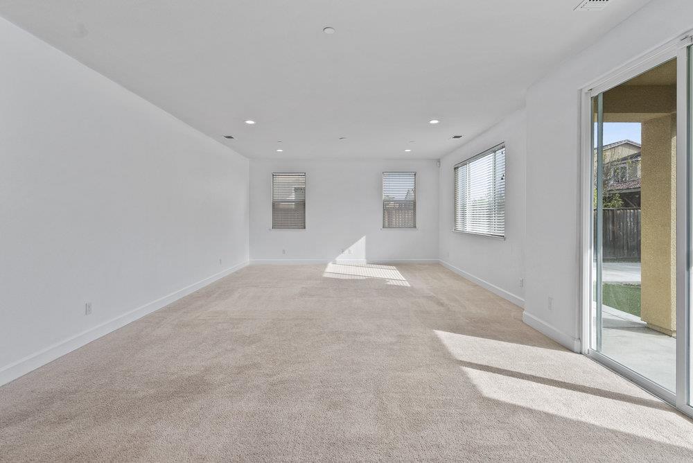 Detail Gallery Image 17 of 68 For 521 Seville Dr, Hollister,  CA 95023 - 4 Beds | 3/1 Baths