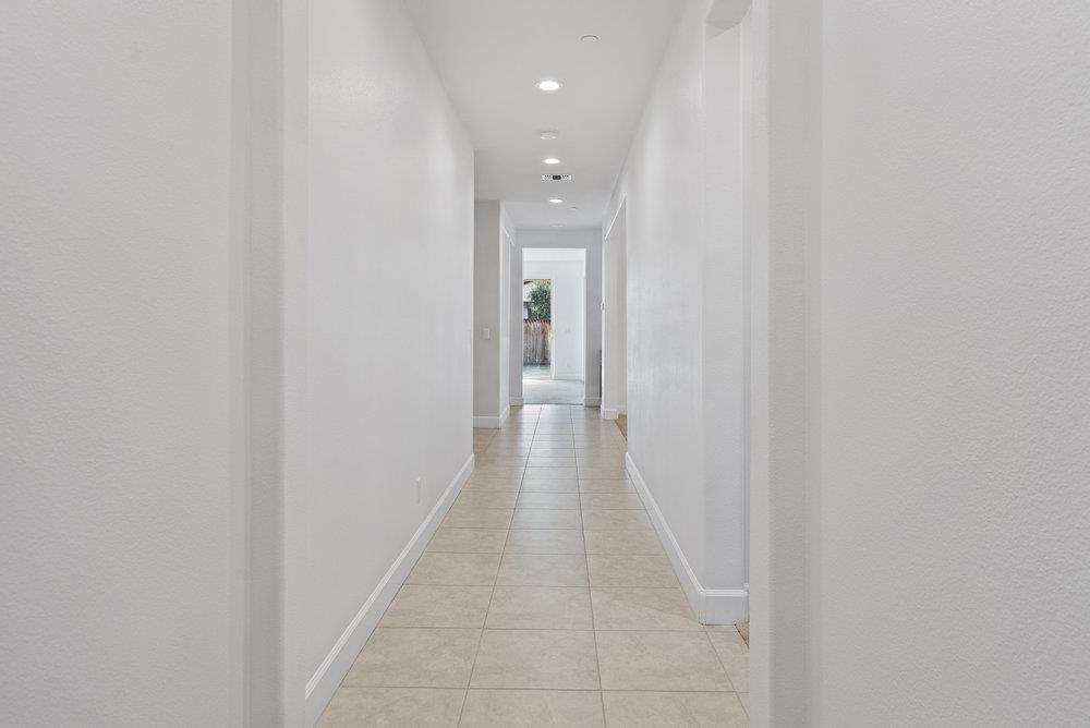Detail Gallery Image 8 of 68 For 521 Seville Dr, Hollister,  CA 95023 - 4 Beds | 3/1 Baths