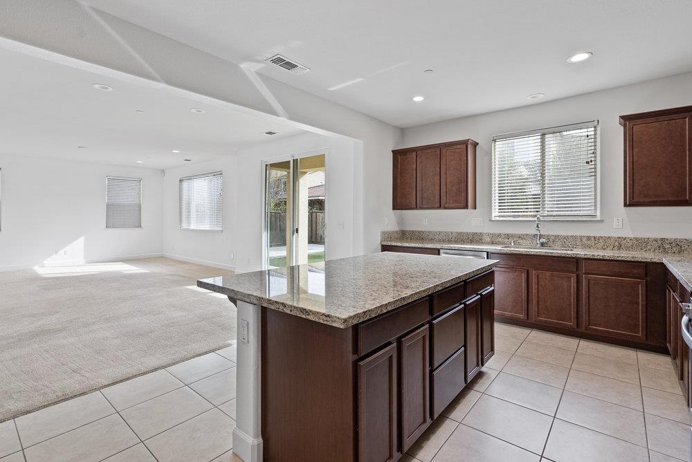 Detail Gallery Image 9 of 68 For 521 Seville Dr, Hollister,  CA 95023 - 4 Beds | 3/1 Baths