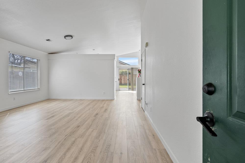 Detail Gallery Image 10 of 14 For 940 Joe Borovich Dr, Hollister,  CA 95023 - 3 Beds | 2 Baths