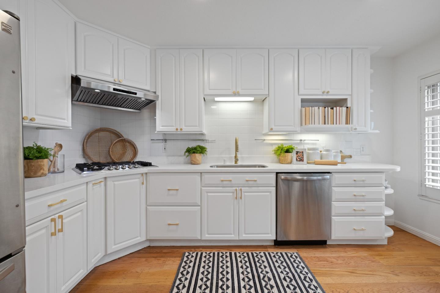 Detail Gallery Image 2 of 28 For 33 Park Rd #3,  Burlingame,  CA 94010 - 2 Beds | 2/1 Baths