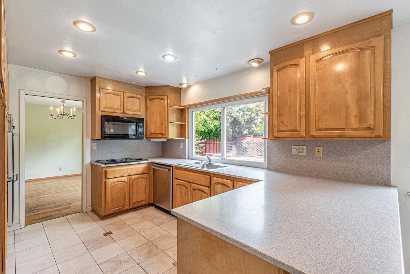 Detail Gallery Image 14 of 36 For 21719 Beaven Dr, Cupertino,  CA 95014 - 5 Beds | 2/1 Baths