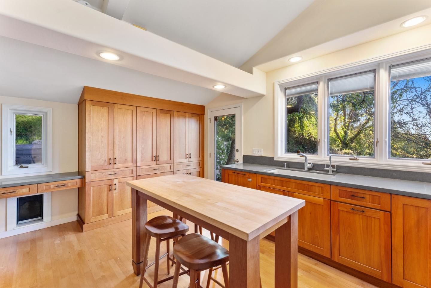 Detail Gallery Image 9 of 34 For 2222 Ocean Street Ext, Santa Cruz,  CA 95060 - 4 Beds | 3 Baths