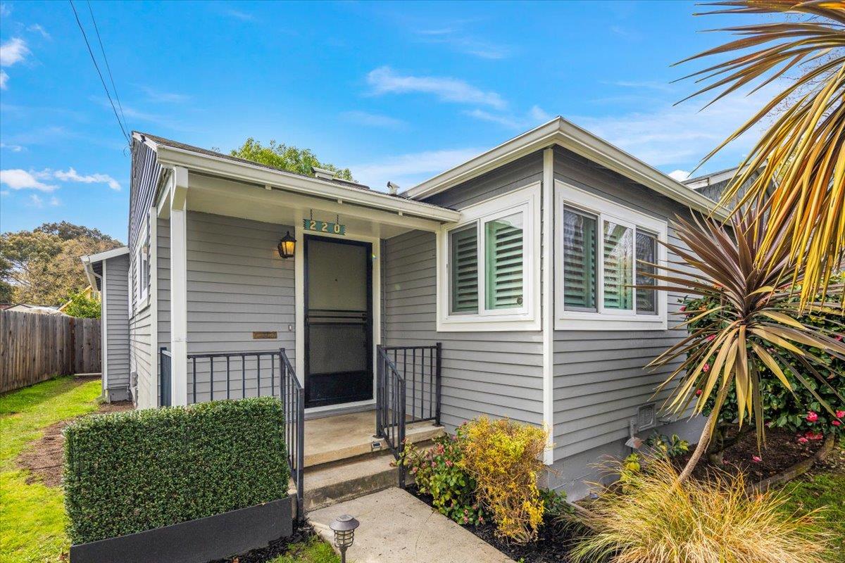 Detail Gallery Image 2 of 28 For 220 Lindbergh St, San Mateo,  CA 94401 - 3 Beds | 2 Baths
