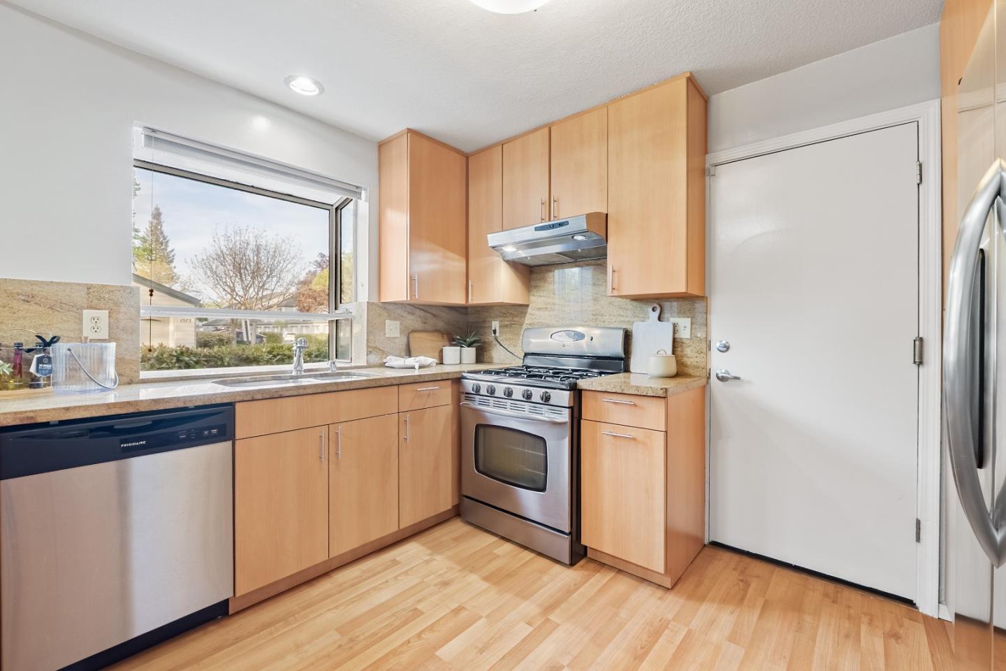 Detail Gallery Image 11 of 36 For 1562 Fairway Green Cir, San Jose,  CA 95131 - 2 Beds | 2 Baths