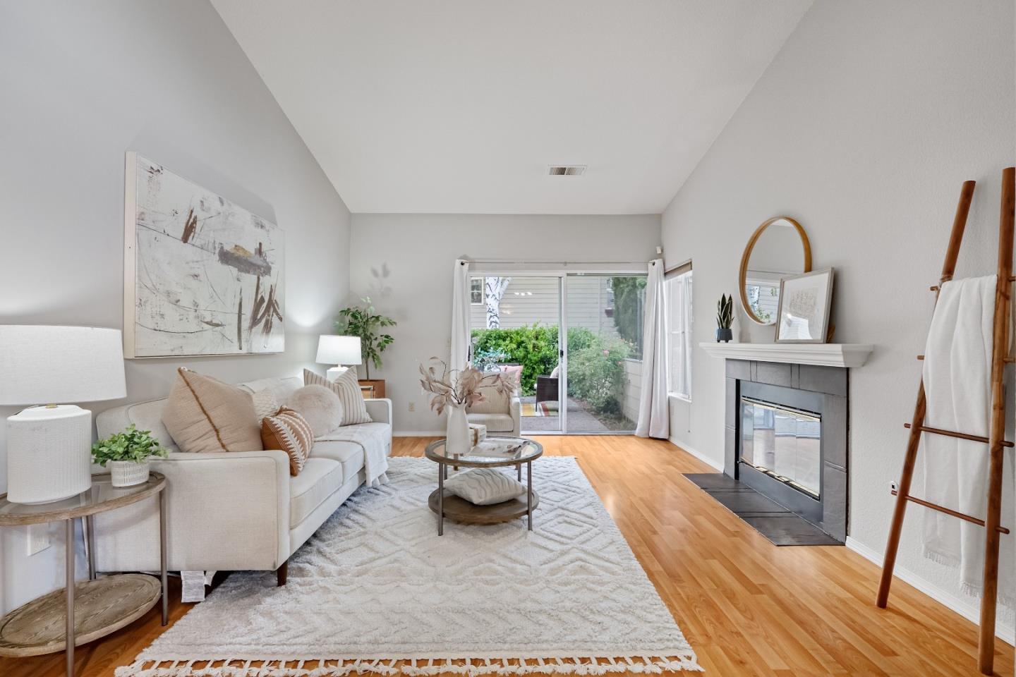 Detail Gallery Image 5 of 36 For 1562 Fairway Green Cir, San Jose,  CA 95131 - 2 Beds | 2 Baths
