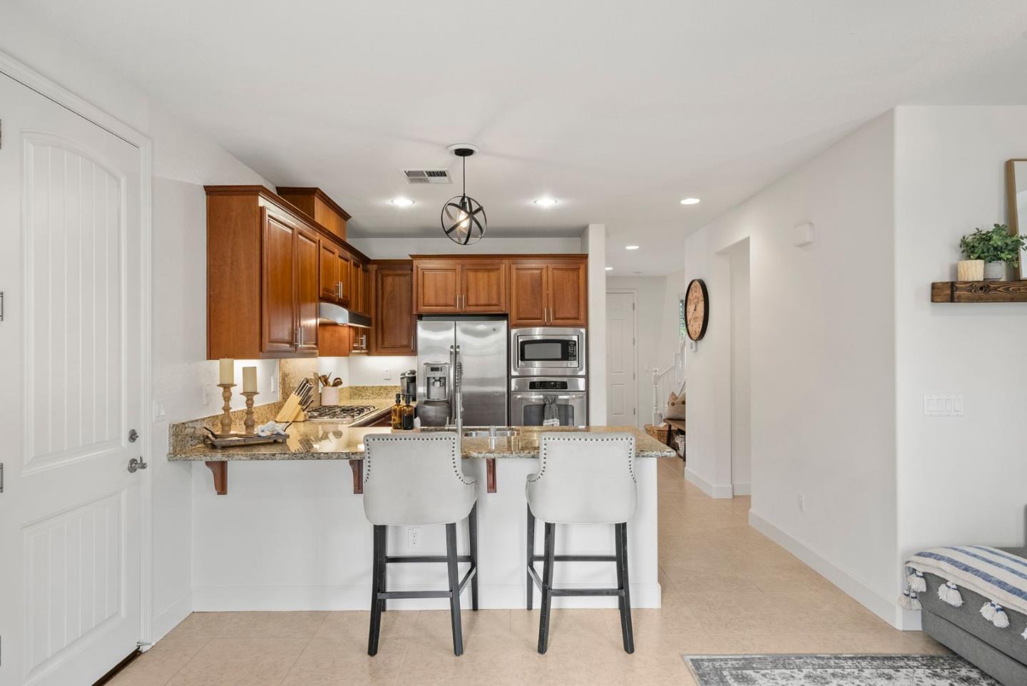 Detail Gallery Image 10 of 39 For 462 E Main Ave, Morgan Hill,  CA 95037 - 4 Beds | 2/1 Baths
