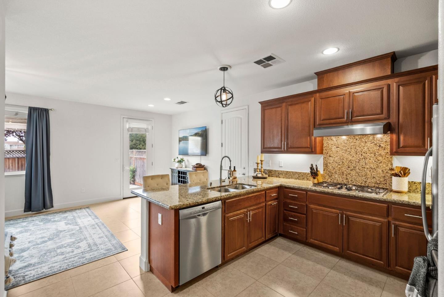 Detail Gallery Image 11 of 39 For 462 E Main Ave, Morgan Hill,  CA 95037 - 4 Beds | 2/1 Baths