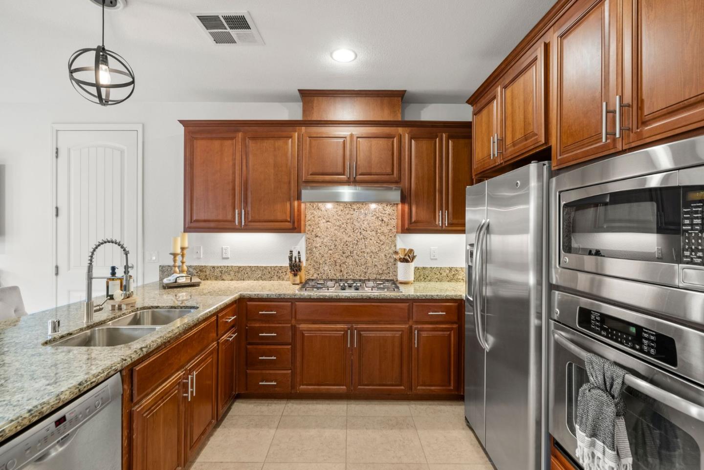 Detail Gallery Image 12 of 39 For 462 E Main Ave, Morgan Hill,  CA 95037 - 4 Beds | 2/1 Baths