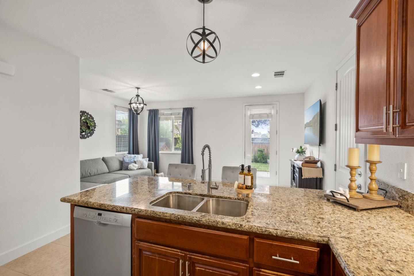 Detail Gallery Image 13 of 39 For 462 E Main Ave, Morgan Hill,  CA 95037 - 4 Beds | 2/1 Baths