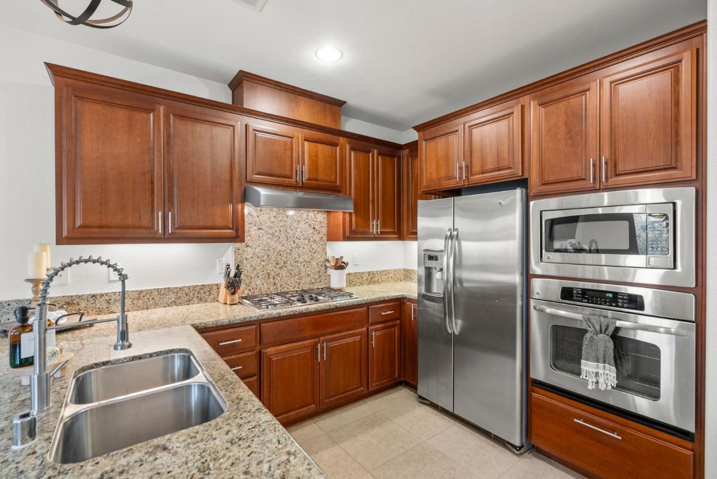 Detail Gallery Image 14 of 39 For 462 E Main Ave, Morgan Hill,  CA 95037 - 4 Beds | 2/1 Baths