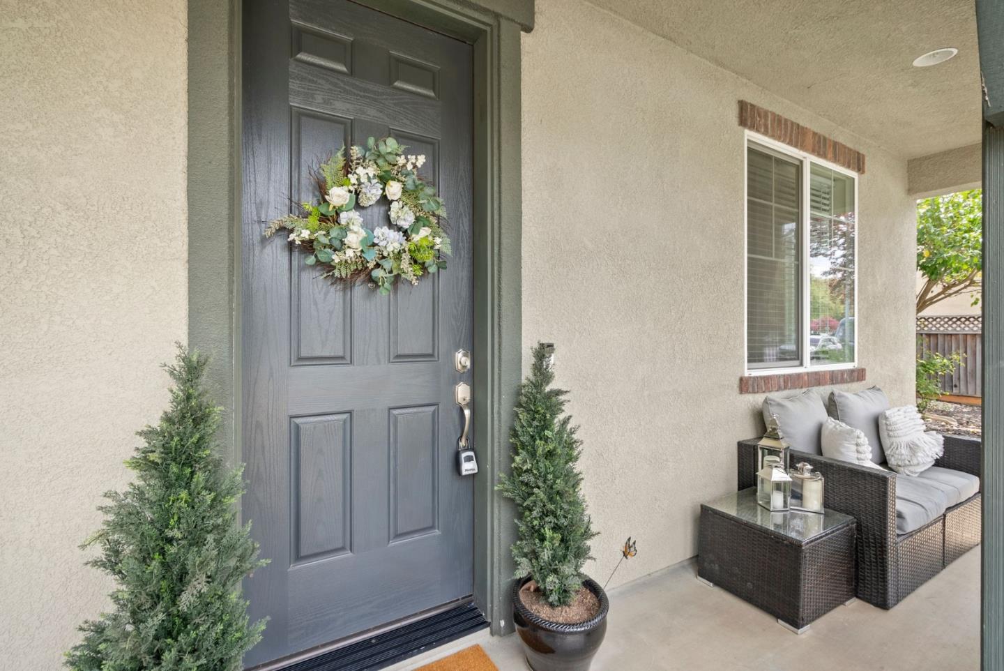 Detail Gallery Image 2 of 39 For 462 E Main Ave, Morgan Hill,  CA 95037 - 4 Beds | 2/1 Baths