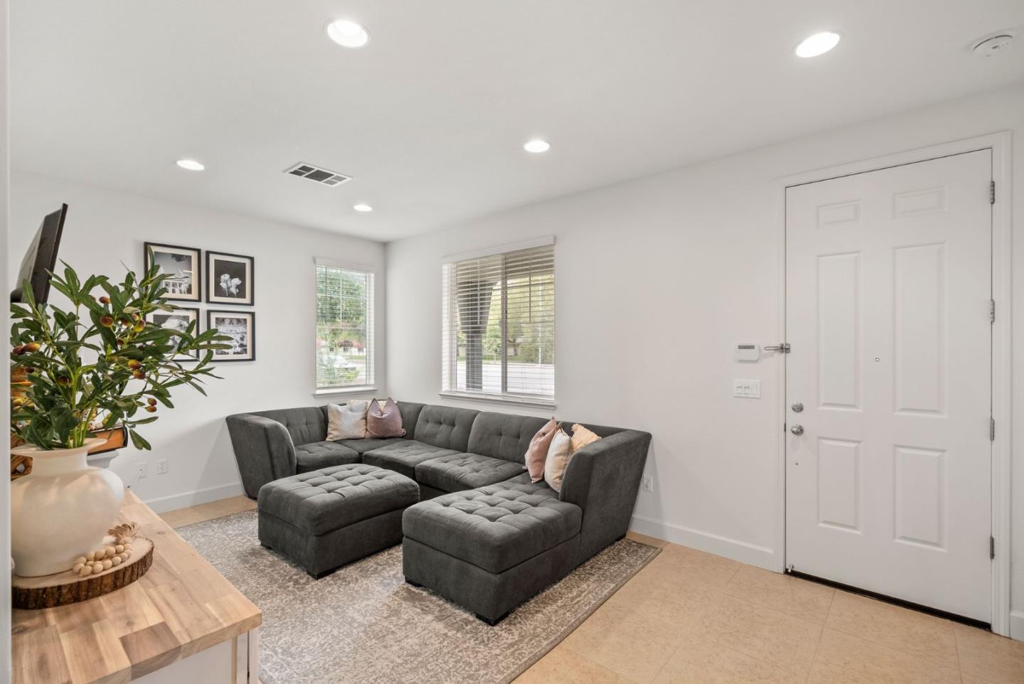 Detail Gallery Image 4 of 39 For 462 E Main Ave, Morgan Hill,  CA 95037 - 4 Beds | 2/1 Baths