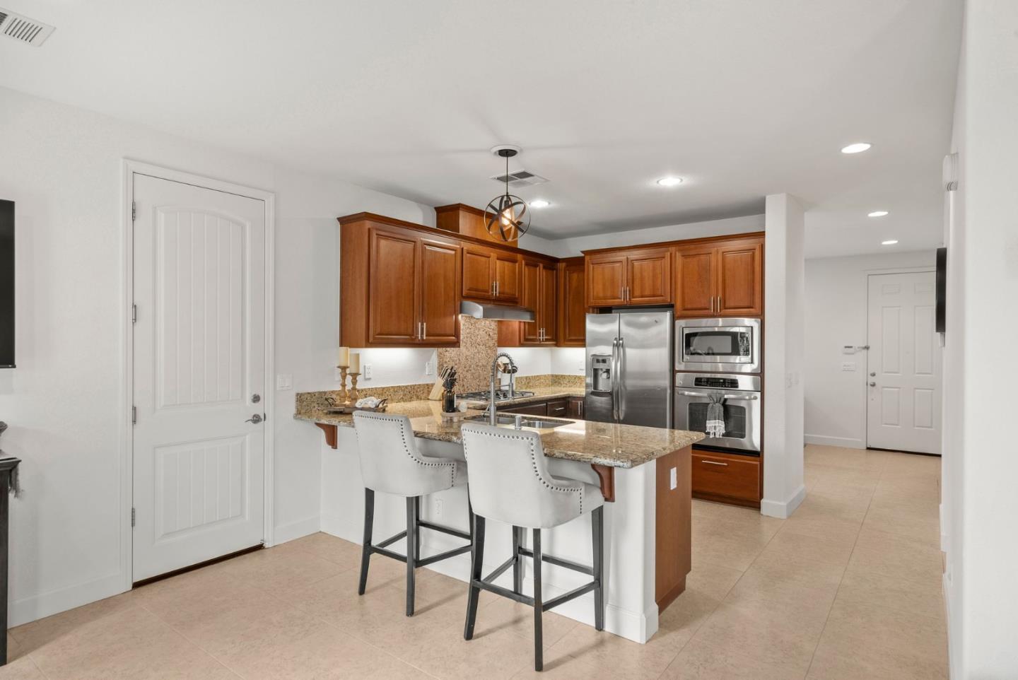 Detail Gallery Image 9 of 39 For 462 E Main Ave, Morgan Hill,  CA 95037 - 4 Beds | 2/1 Baths