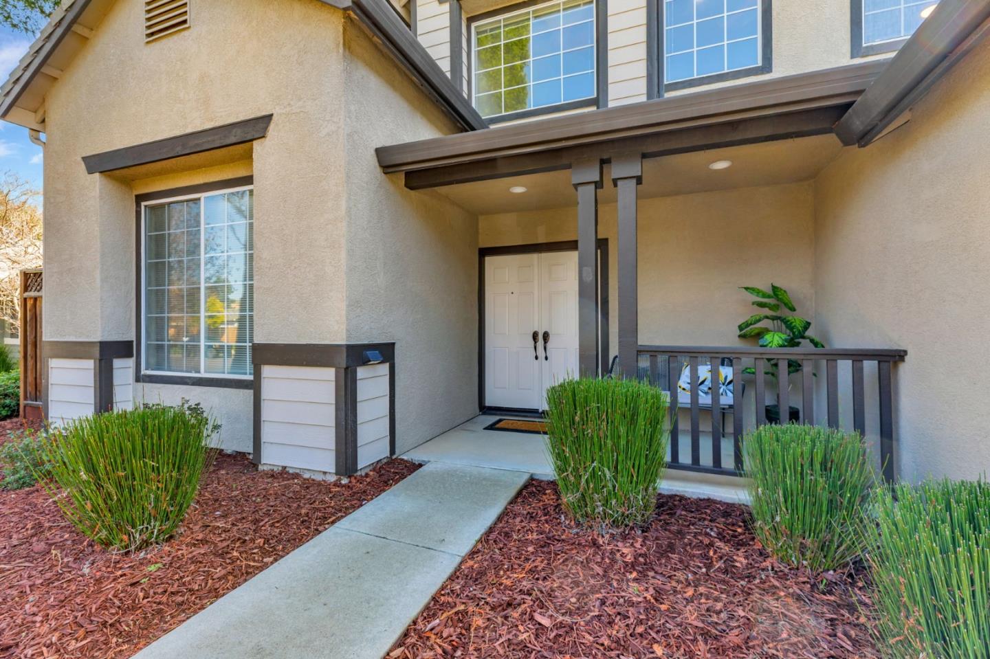 Detail Gallery Image 2 of 43 For 9642 Eagle Hills Way, Gilroy,  CA 95020 - 5 Beds | 2/1 Baths