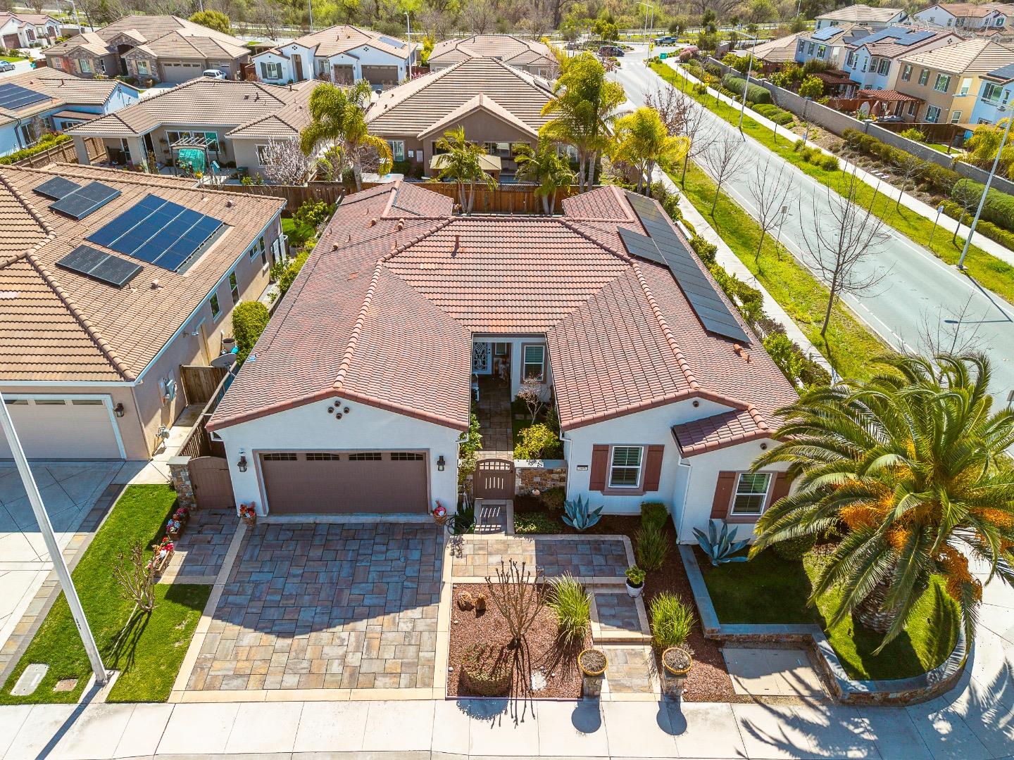 Detail Gallery Image 2 of 37 For 1690 Tarragon Dr, Gilroy,  CA 95020 - 4 Beds | 3 Baths