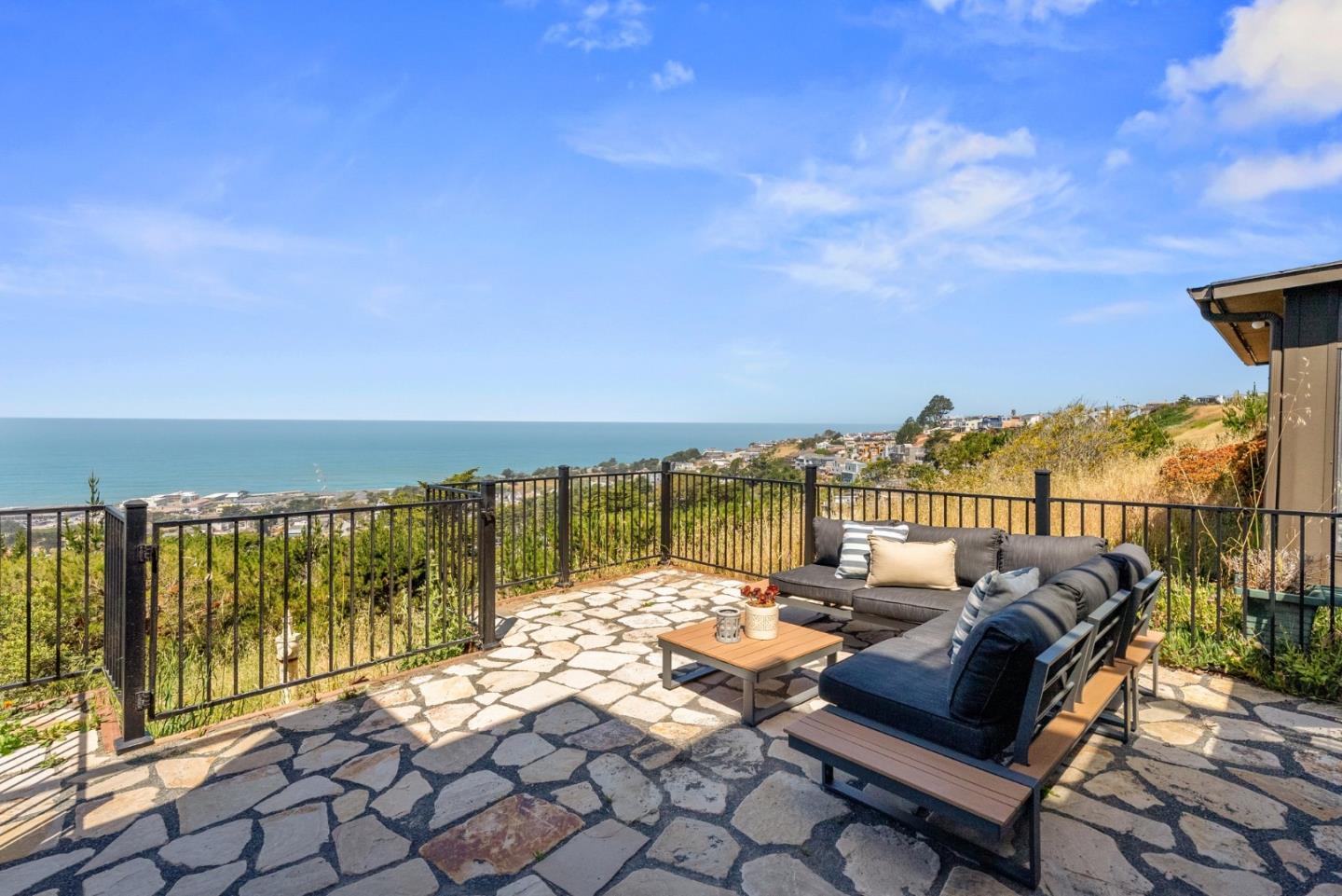 Detail Gallery Image 7 of 38 For 278 Beachview Ave #24,  Pacifica,  CA 94044 - 2 Beds | 2/1 Baths