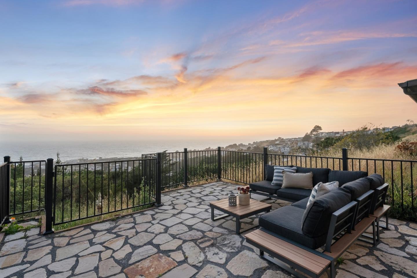 Detail Gallery Image 8 of 38 For 278 Beachview Ave #24,  Pacifica,  CA 94044 - 2 Beds | 2/1 Baths