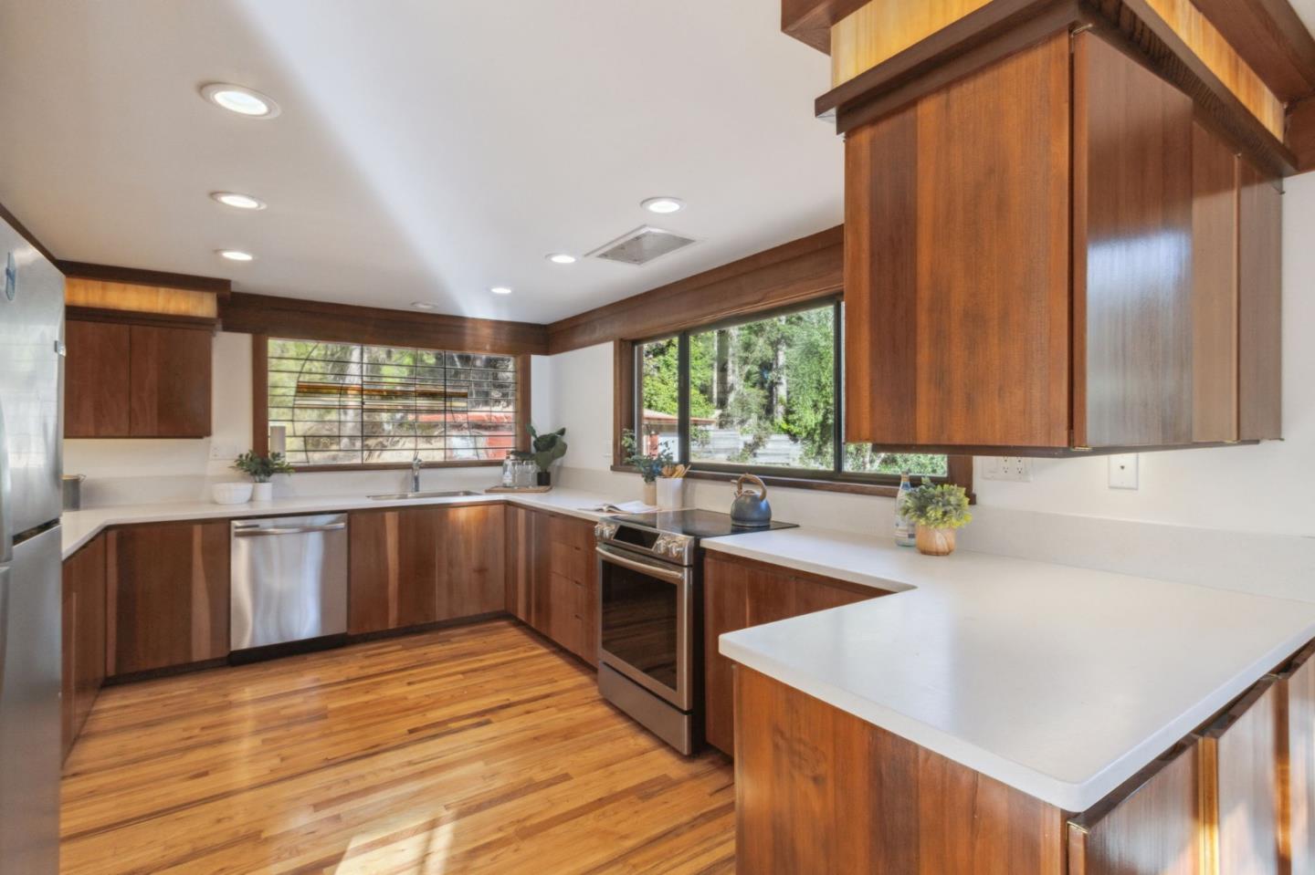Detail Gallery Image 10 of 58 For 50 Rustic Ln, Santa Cruz,  CA 95060 - 4 Beds | 2 Baths