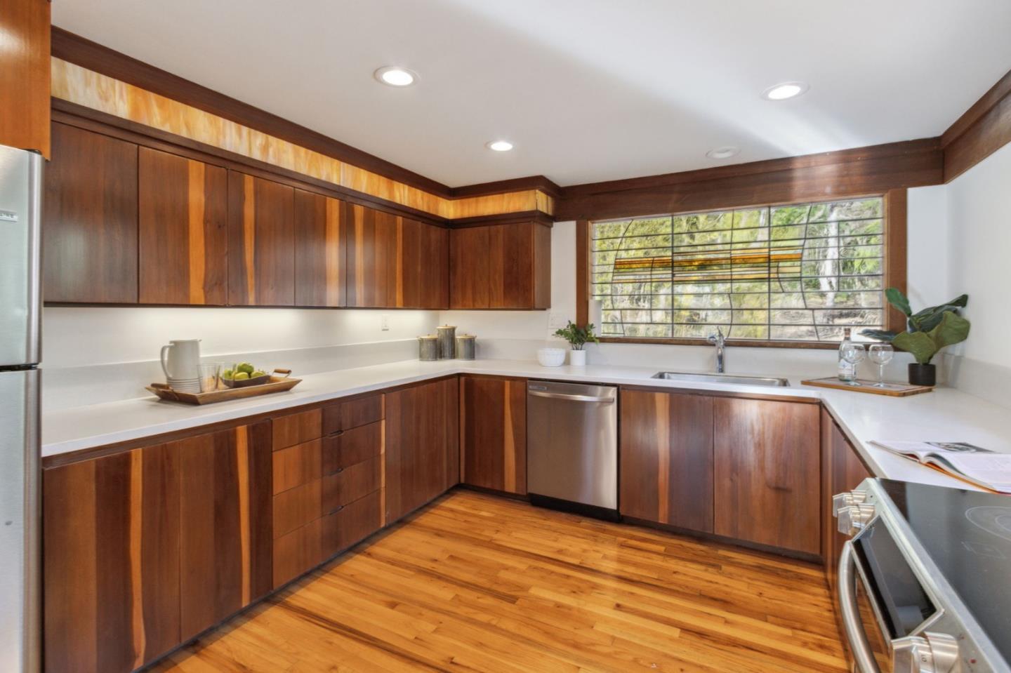 Detail Gallery Image 11 of 58 For 50 Rustic Ln, Santa Cruz,  CA 95060 - 4 Beds | 2 Baths