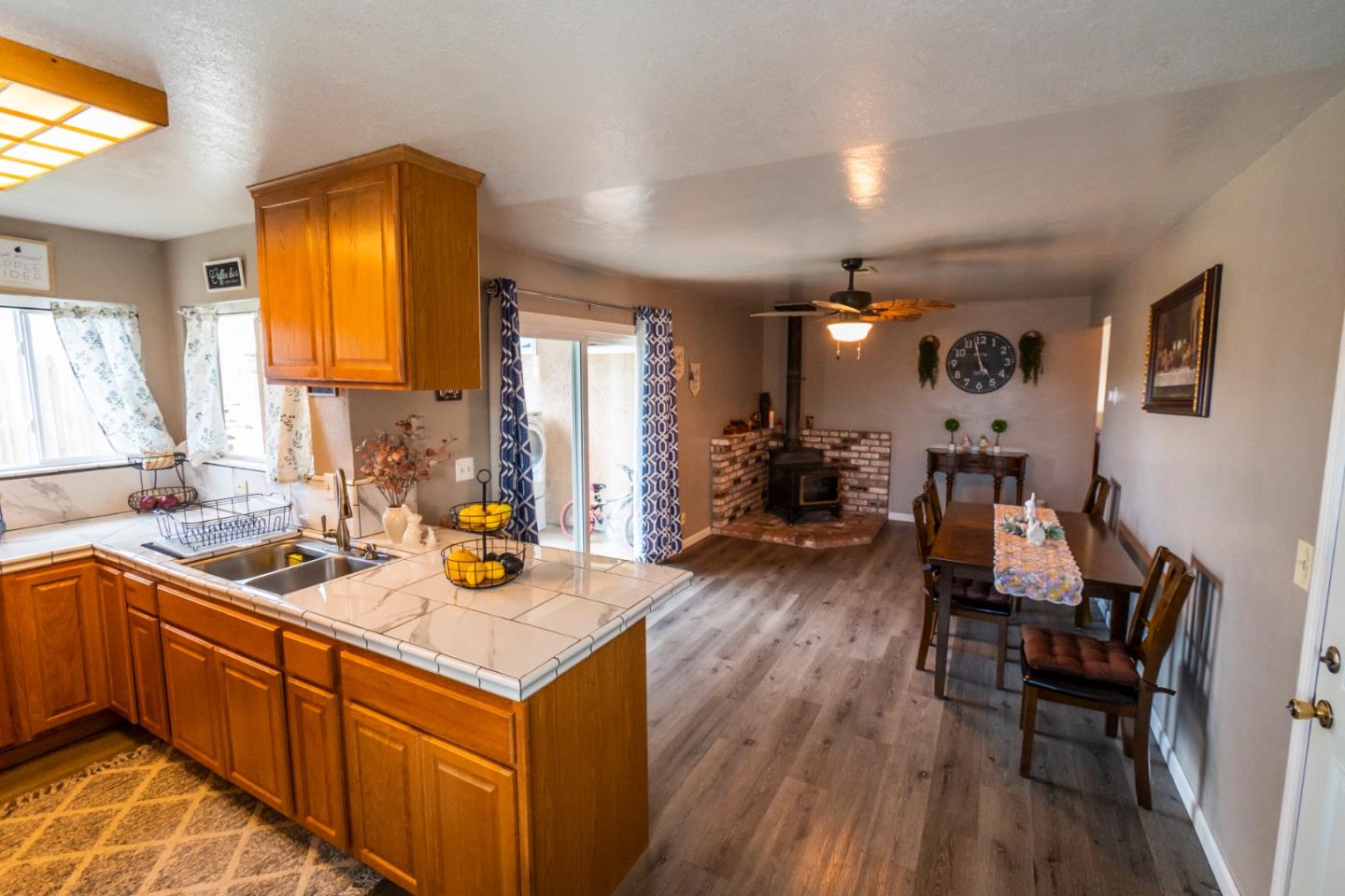 Detail Gallery Image 11 of 27 For 1260 Heather Glen Cir, Hollister,  CA 95023 - 3 Beds | 2 Baths