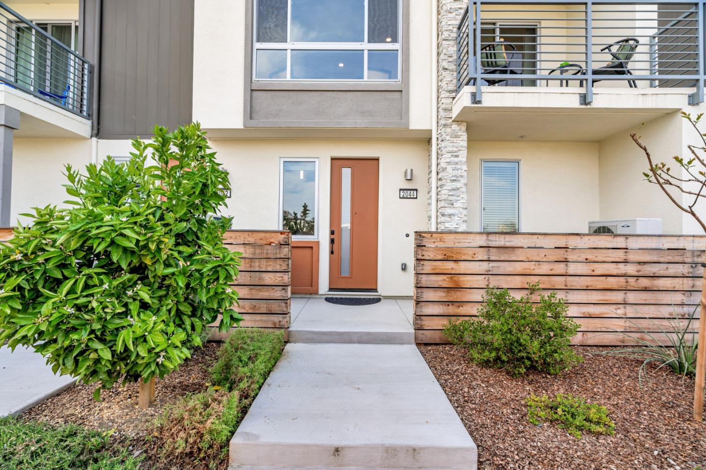 Detail Gallery Image 2 of 37 For 2044 Worthington Cir, Santa Clara,  CA 95050 - 2 Beds | 2 Baths