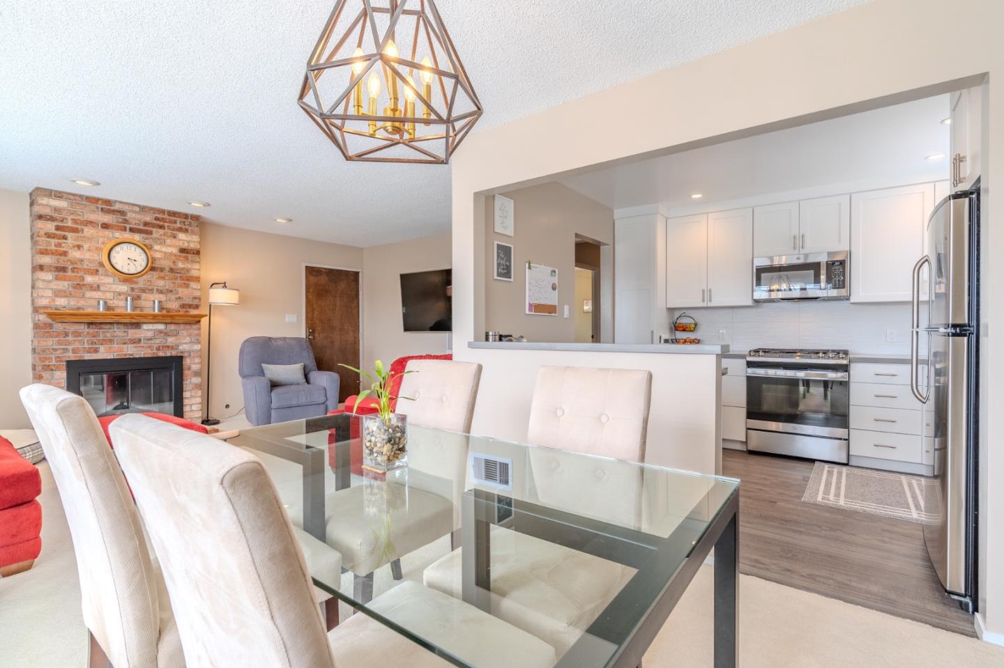 Detail Gallery Image 11 of 33 For 42 Eastridge Cir, Pacifica,  CA 94044 - 3 Beds | 2 Baths