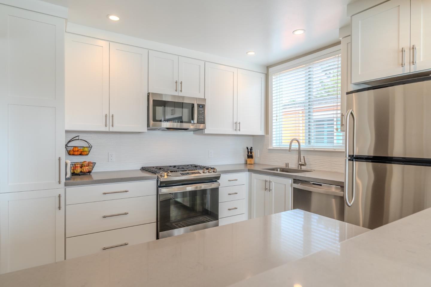 Detail Gallery Image 14 of 33 For 42 Eastridge Cir, Pacifica,  CA 94044 - 3 Beds | 2 Baths