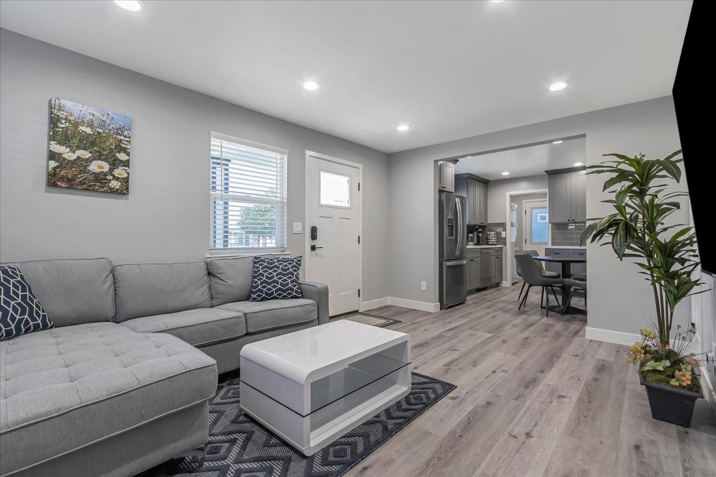 Detail Gallery Image 2 of 12 For 1008 Reeve, Santa Clara,  CA 95050 - 2 Beds | 2 Baths