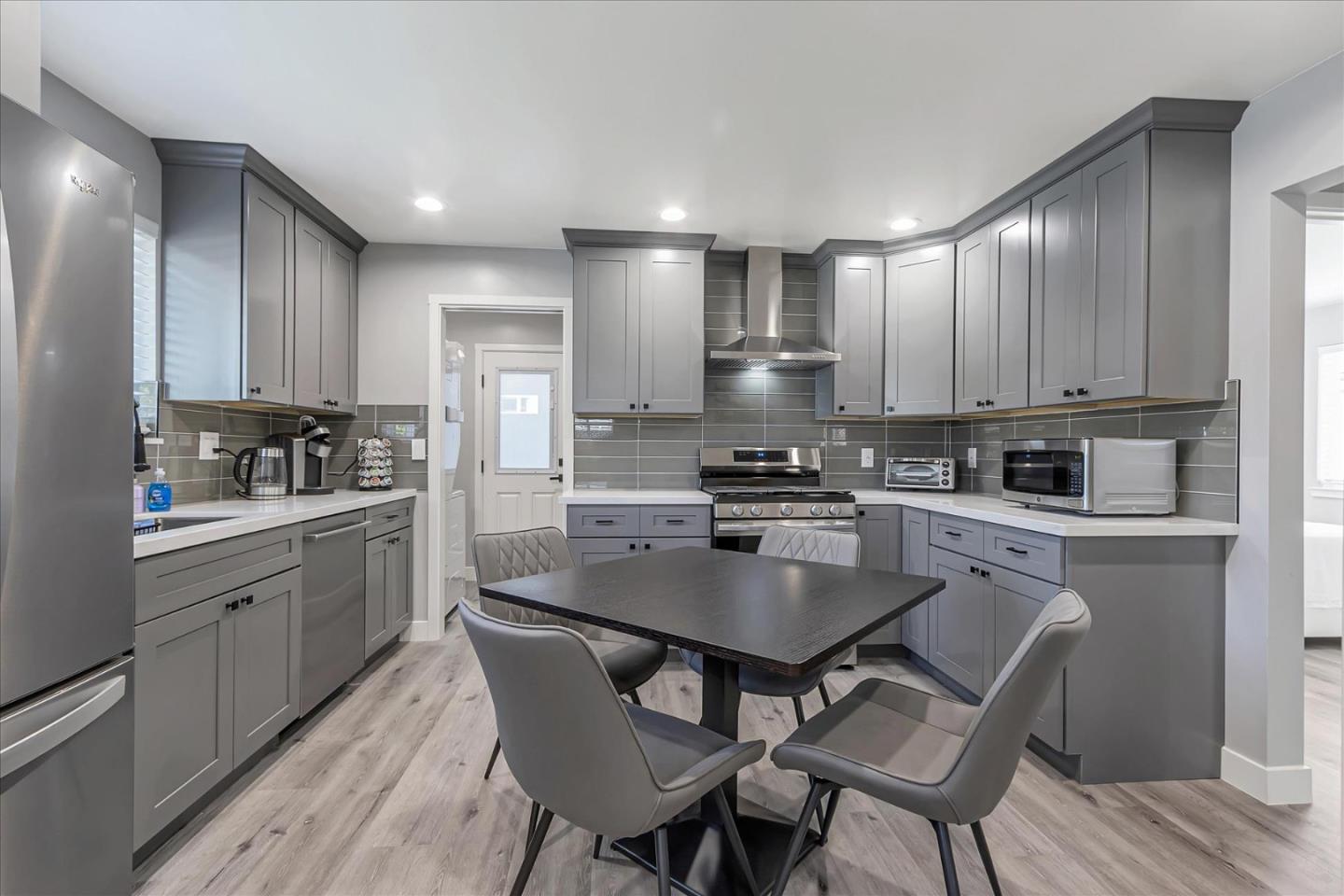 Detail Gallery Image 4 of 12 For 1008 Reeve, Santa Clara,  CA 95050 - 2 Beds | 2 Baths