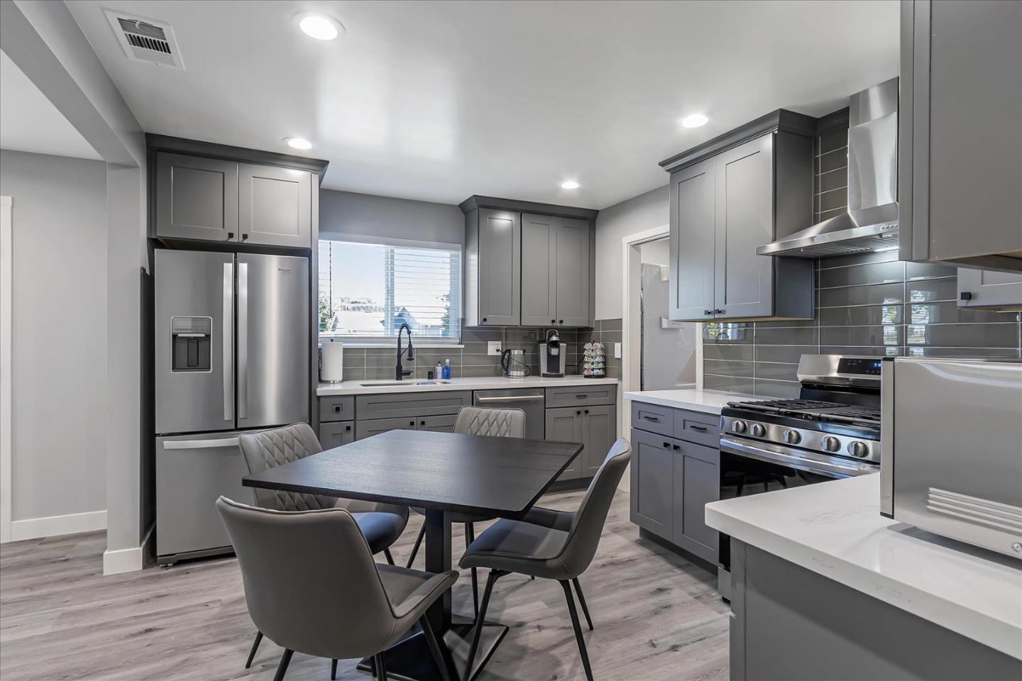 Detail Gallery Image 5 of 12 For 1008 Reeve, Santa Clara,  CA 95050 - 2 Beds | 2 Baths