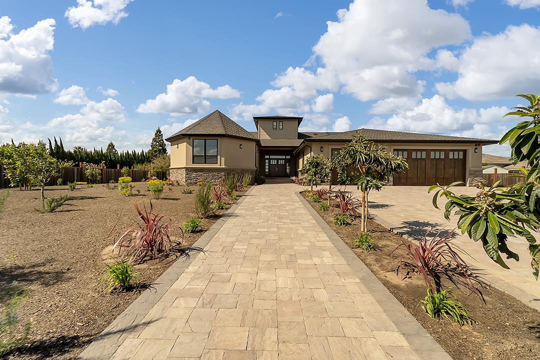 Detail Gallery Image 2 of 59 For 475 E Middle Ave, San Martin,  CA 95046 - 3 Beds | 3/1 Baths