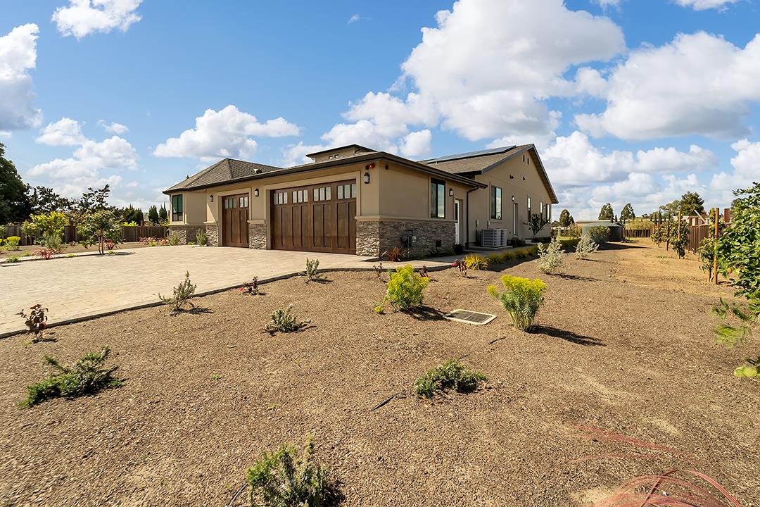 Detail Gallery Image 4 of 59 For 475 E Middle Ave, San Martin,  CA 95046 - 3 Beds | 3/1 Baths