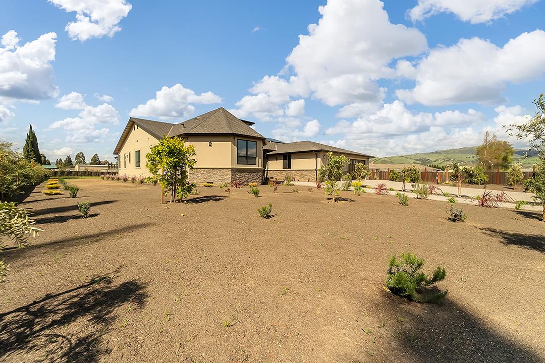 Detail Gallery Image 5 of 59 For 475 E Middle Ave, San Martin,  CA 95046 - 3 Beds | 3/1 Baths
