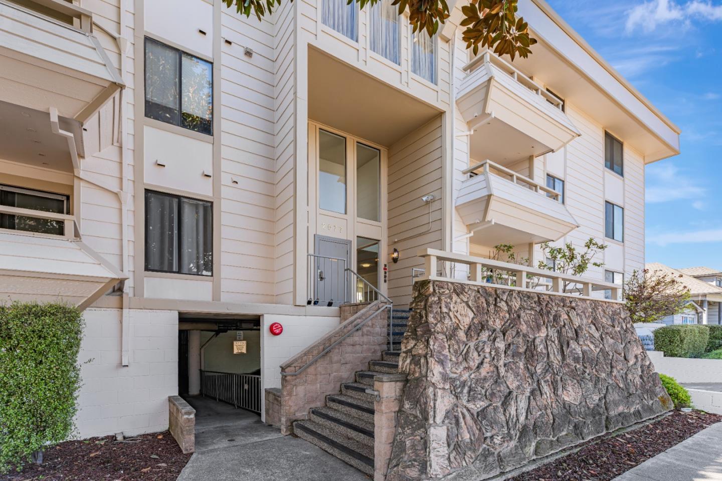 Detail Gallery Image 2 of 44 For 2077 Washington Ave #302,  San Leandro,  CA 94577 - 2 Beds | 2 Baths