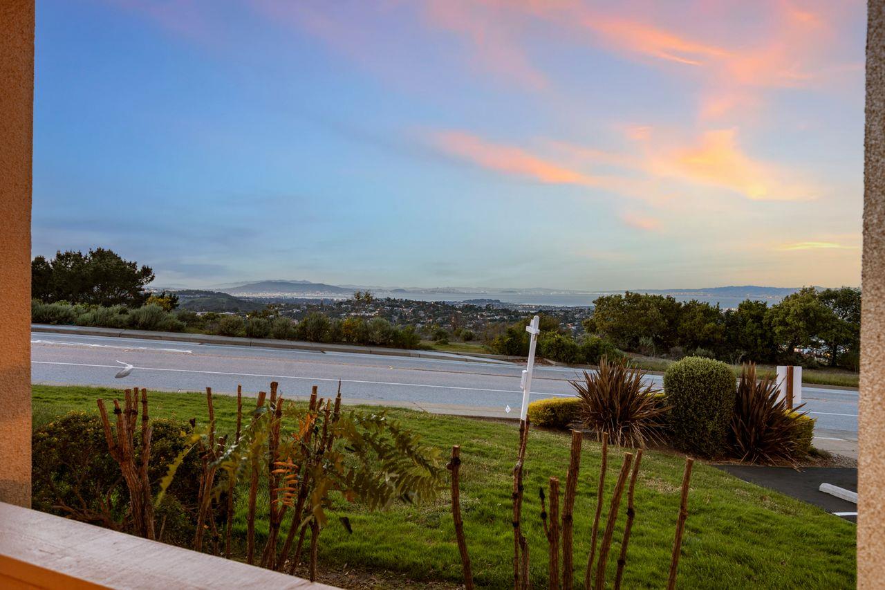 Detail Gallery Image 10 of 56 For 2 Bellflower Ln, San Carlos,  CA 94070 - 2 Beds | 2/1 Baths