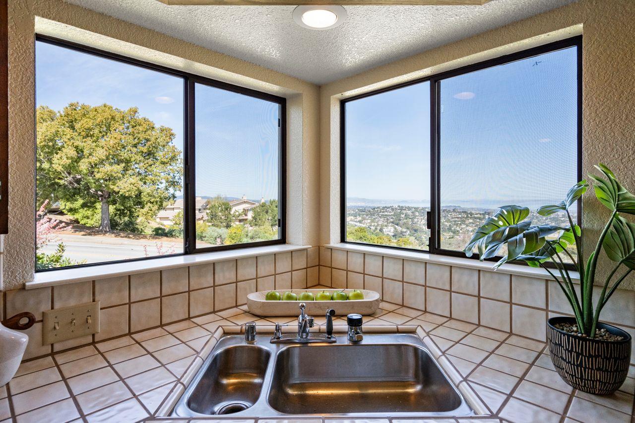 Detail Gallery Image 19 of 56 For 2 Bellflower Ln, San Carlos,  CA 94070 - 2 Beds | 2/1 Baths