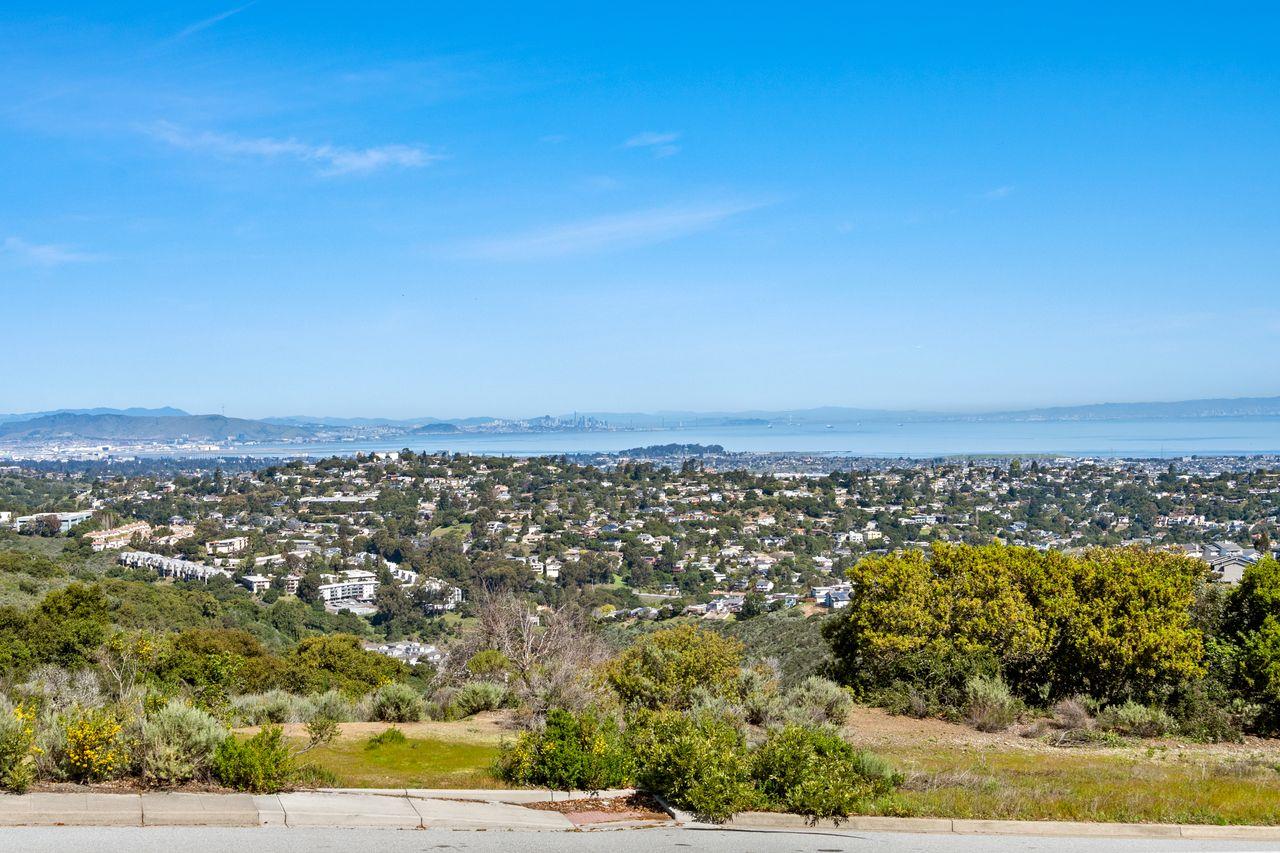 Detail Gallery Image 2 of 56 For 2 Bellflower Ln, San Carlos,  CA 94070 - 2 Beds | 2/1 Baths