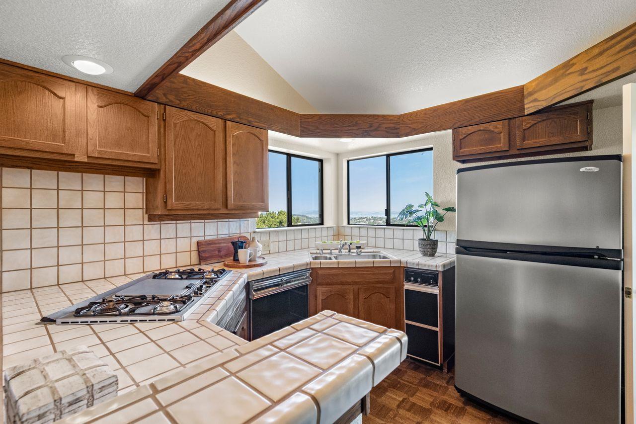 Detail Gallery Image 29 of 56 For 2 Bellflower Ln, San Carlos,  CA 94070 - 2 Beds | 2/1 Baths