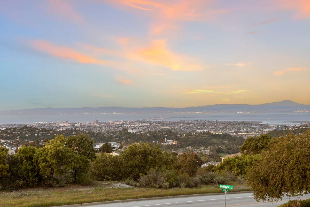 Detail Gallery Image 4 of 56 For 2 Bellflower Ln, San Carlos,  CA 94070 - 2 Beds | 2/1 Baths