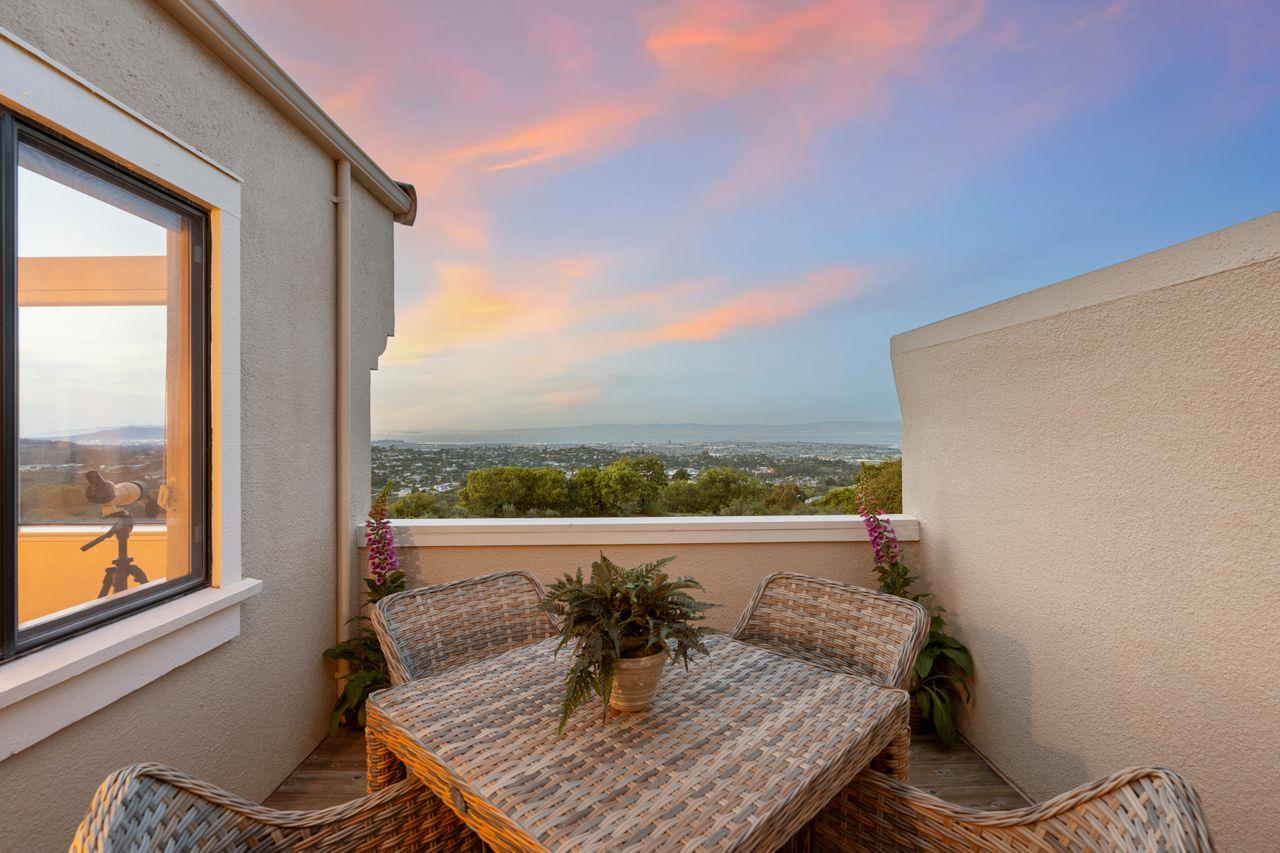 Detail Gallery Image 6 of 56 For 2 Bellflower Ln, San Carlos,  CA 94070 - 2 Beds | 2/1 Baths