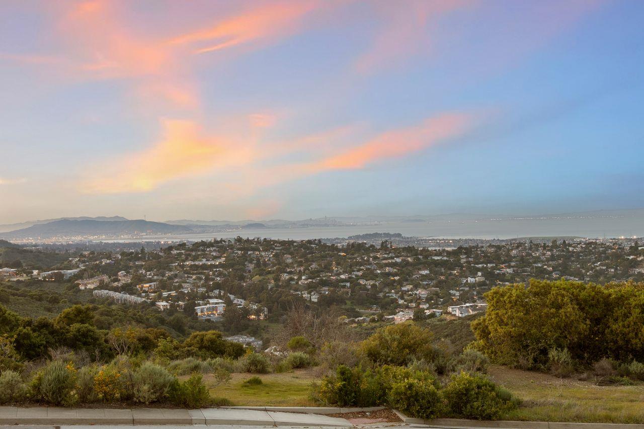 Detail Gallery Image 8 of 56 For 2 Bellflower Ln, San Carlos,  CA 94070 - 2 Beds | 2/1 Baths