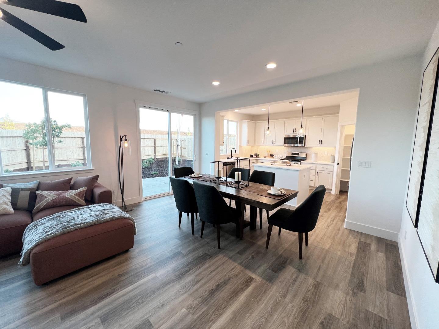 Detail Gallery Image 10 of 24 For 1183 Scout Peak Way #14-8,  Hollister,  CA 95023 - 3 Beds | 2/1 Baths