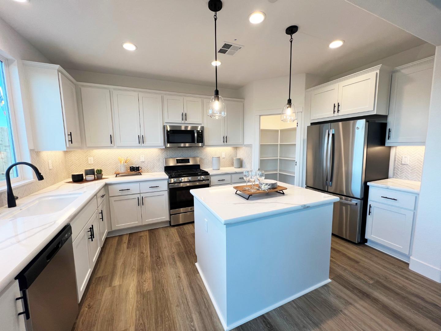 Detail Gallery Image 12 of 24 For 1183 Scout Peak Way #14-8,  Hollister,  CA 95023 - 3 Beds | 2/1 Baths