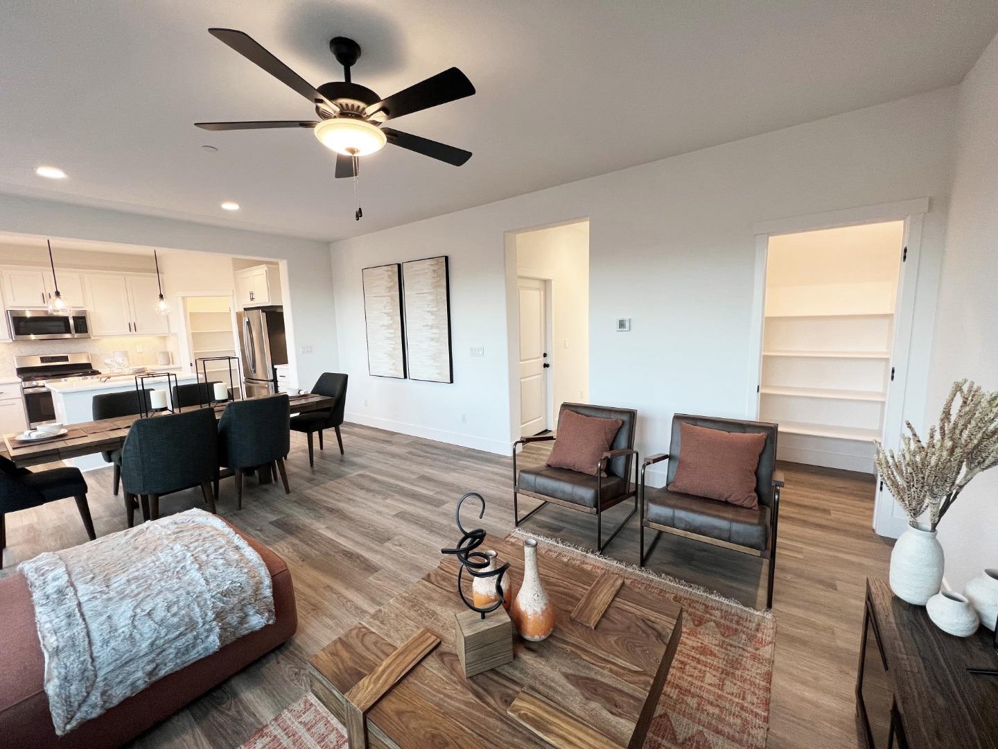 Detail Gallery Image 14 of 24 For 1183 Scout Peak Way #14-8,  Hollister,  CA 95023 - 3 Beds | 2/1 Baths